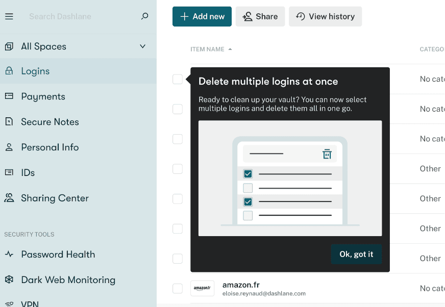 Captura de pantalla de los inicios de sesión del administrador de contraseñas de Dashlane con una ventana emergente que dice: «Borrar varios inicios de sesión a la vez. ¿Está listo para limpiar su caja fuerte? Ahora puede seleccionar varios inicios de sesión y borrarlos todos juntos».