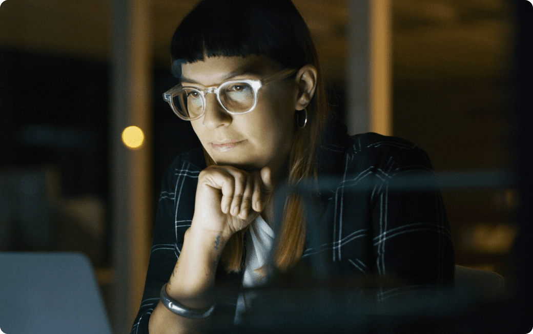 Woman working at computer deploys Dashlane Smart Extension across company.