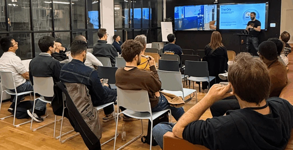 Les professionnels de l’informatique et de la sécurité se réunissent dans les bureaux de Dashlane à Paris pour le Security Happy Hour le 30 octobre. L’un des intervenants de l’événement, Adam Surak, directeur principal de l’ingénierie chez Tools for Humanity, s’adresse au public sur l’évolution du domaine de la vérification d’identité.